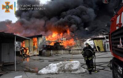 Появились фото пожара складов в Одесской области