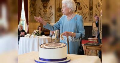 «Устромлю ніж в торт, а хтось зробить все інше»: королева Єлизавета II відзначає 70-річчя правління