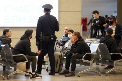 Полицейские задержали в московском аэропорту пассажирку за отказ надеть маску