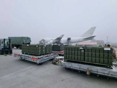 Самолет из США доставил на Украину 86 тонн вооружений