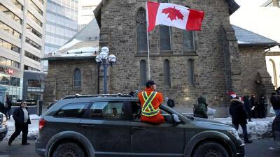Четыре человека пострадали при наезде внедорожника на толпу в Канаде