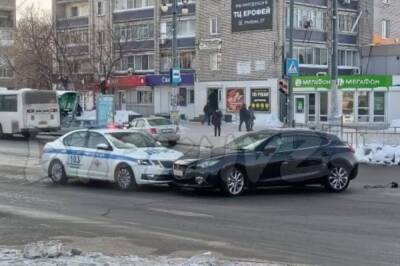 В Хабаровске столкнулись автомобиль ДПС и кроссовер