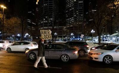В США сотни людей вышли на акцию протеста после убийства полицейским темнокожего мужчины во время рейда в Миннеаполисе