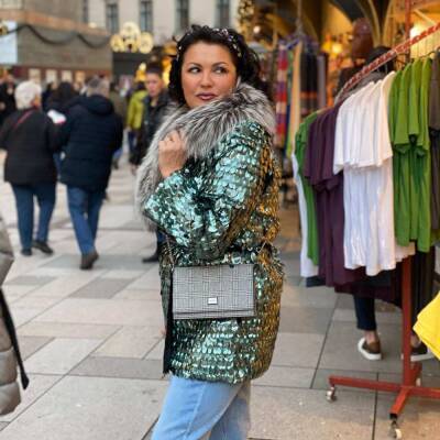 Стилист Родионова раскритиковала Нетребко за выбранное пальто для прогулки по Барселоне