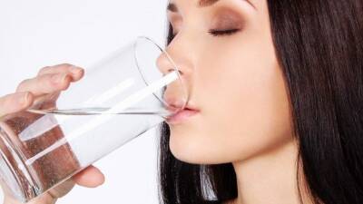 Чем опасно употребление слишком большого количества воды? — отвечает врач