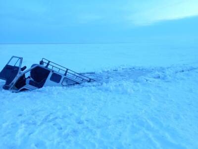УАЗ провалился под лёд на озере в Новосибирской области