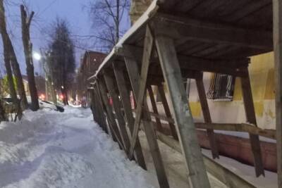 Жители Ярославля обеспокоены состоянием деревянной конструкции на улице Лисицына
