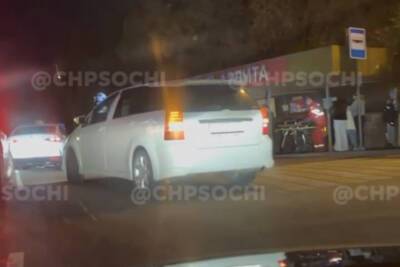 Водитель минивэна сбил женщину на пешеходном переходе в Сочи