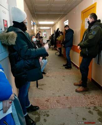 Пациенты в коридорах: «Болеть без больничного? А семью кто кормить будет — Пушкин?»