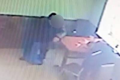 В кафе Тверской области мужчина обокрал спящего знакомого