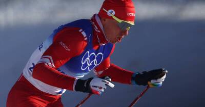 Россиянин Большунов выиграл золото в скиатлоне на Олимпиаде в Пекине