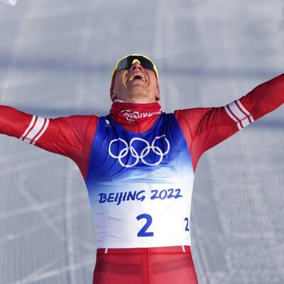 Большунов завоевал золотую медаль Олимпийских игр в скиатлоне