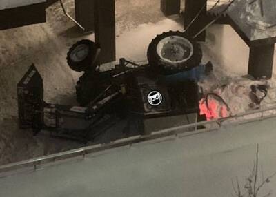 Трактор упал с эстакады в Пензе и насмерть раздавил курившего внизу охранника