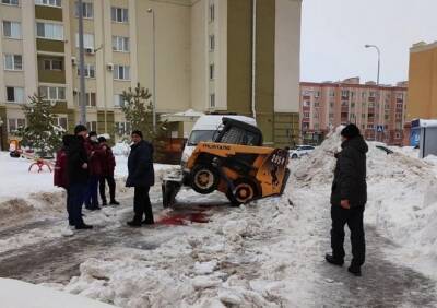 Под Самарой при уборке снега погиб водитель погрузчика