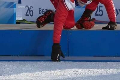 Лыжник Александр Большунов сломал пьедестал на церемонии награждения