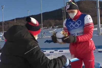 Олимпийский чемпион Большунов сломал пьедестал при награждении