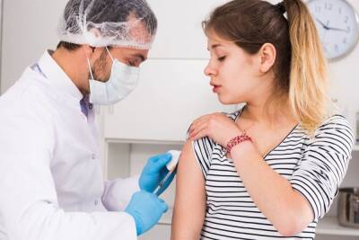 Более 1,3 тысячи подростков привились от COVID-19 с начала массовой детской вакцинации в Петербурге