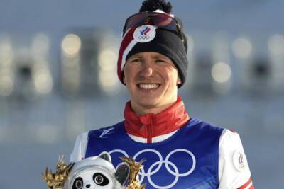 Денис Спицов взял серебро в мужском скиатлоне на Олимпиаде в Пекине на лыжах Натальи Непряевой