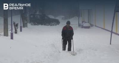 Утопающий в сугробах Татарстан: в Казани откапывают машины, а в Челнах со снегом борются школьники