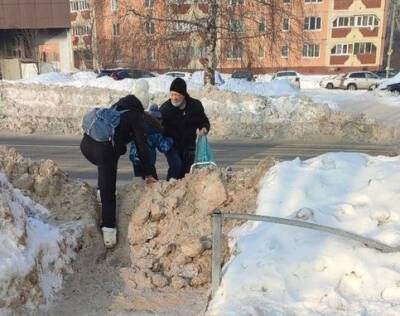 Рязанцы пожаловались на засыпанный снегом пешеходный переход в Дашково-Песочне
