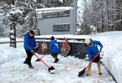 Команда заботы помогла убрать снег на территории мемориала «Лужский рубеж»