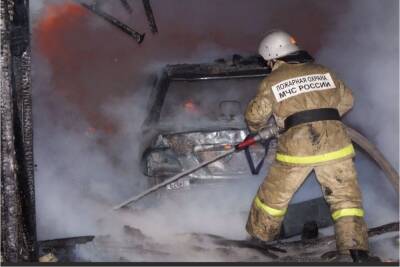 В Мурманске силами 20 пожарных потушили три гаража и сауну