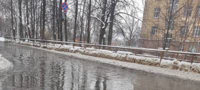 Водителям предлагают искать пути объезда из-за коммунальной аварии в центре Петрозаводска