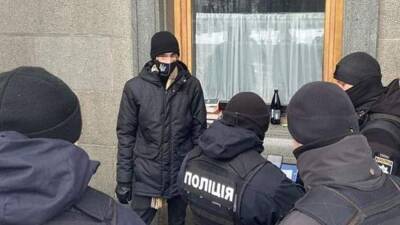 На Украине задержали бросившего молоток в окно Верховной рады