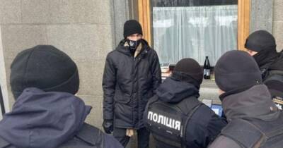 Украинец бросил молоток в окно Верховной Рады