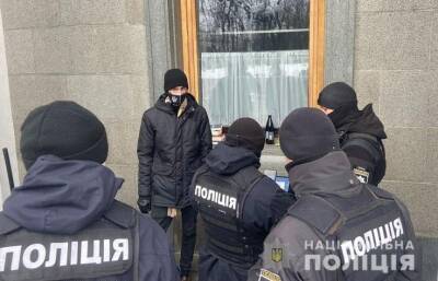 В Киеве мужчина бросил молоток в окно Верховной Рады