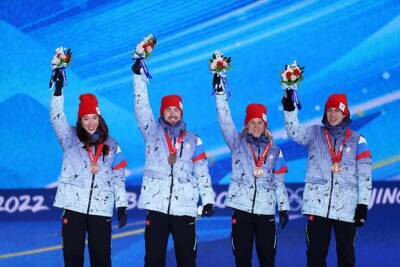 ОИ-2022. Церемония награждения российских биатлонистов, завоевавших бронзу в смешанной эстафете. ФОТО