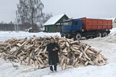 Пенсионеры из Тверской области получили семь КАМАЗов дров