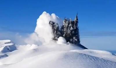 На Курилах проснулся вулкан Эбеко (видео)
