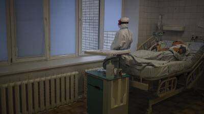 Россия упрощает ковидные правила в больницах и школах