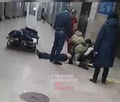 Соцсети: мужчине стало плохо в Нижегородском метро
