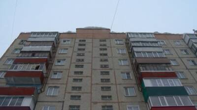 Падающие с крыши дома на пр-те Строителей сугробы пугают горожан - penzainform.ru