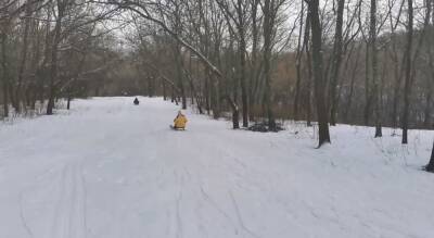 Лисичанский "Буковель": местные жители устраивают лихие заезды на лыжах, санках, сноубордах