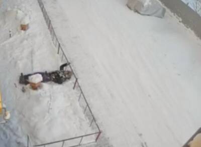 В Якутске женщина упала с восьмого этажа, после чего сама вызвала «скорую»