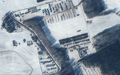 Спутниковые снимки зафиксировали развертывание войск на границе Беларуси с Украиной - Reuters