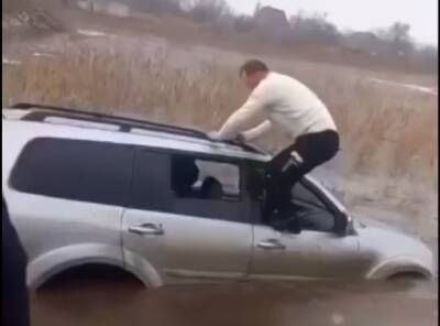 Исследующий дно любопытный водитель иномарки застрял в водоеме в Ростовской области