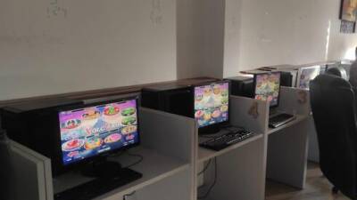 Из подпольного казино - в школу: полиция передала старшеклассникам изъятые компьютеры