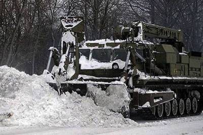 В Воронежской области расчистили дороги с помощью военной техники