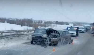 На трассе Тюмень-Сургут произошла авария с участием фуры