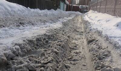 Жители загородного микрорайона Тюмени жалуются на неубранный снег