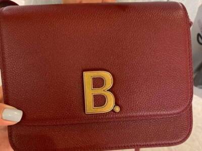 В лондонском секонд-хенде продали сумку Balenciaga, которую забыла посетительница