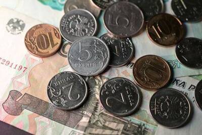 Курс рубля утром в понедельник стабилен к евро и слабо снижается к доллару