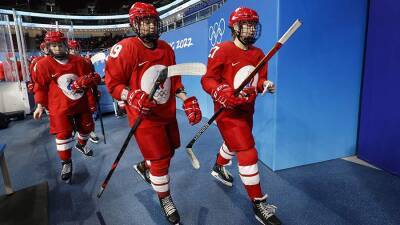 Начало матча между женскими командами РФ и Канады по хоккею отложено