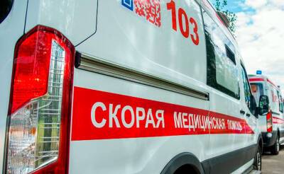 В Ташкенте легковушка подрезала автобус, из-за чего тот врезался в столб