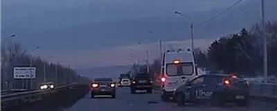 В Красноярске пьяный водитель такси столкнулся с машиной скорой помощи