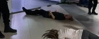 В Белгороде на полу в торговом центре обнаружили спящих подростков в крови